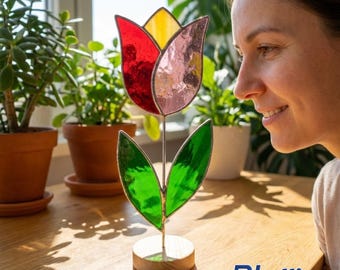 Gepersonaliseerde glas-in-lood tulp suncatcher met houten basis, handgemaakt tafeldecor met bloemen