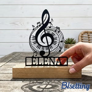 Puede incluir: Un letrero de madera rústica con el texto "Welcome to our home" en letras blancas. El letrero presenta un acabado envejecido y un diseño simple y acogedor, ideal para un porche o entrada.