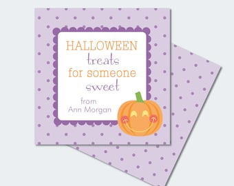 Può includere: Etichetta per sacchetto di dolcetti di Halloween stampabile viola con una zucca arancione sorridente e il testo "HALLOWEEN treats for someone sweet from Ann Morgan".
