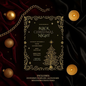 Puede incluir: Una tarjeta de invitación negra con detalles dorados para un evento "Black Christmas Night". La tarjeta presenta un árbol de Navidad estilizado, bordes decorativos y detalles del evento. Adornos dorados, una cadena y velas están dispuestas sobre un fondo de terciopelo.