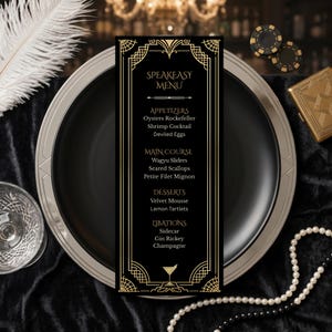 Puede incluir: Una tarjeta de menú negra y dorada de estilo Art Déco con el texto "SPEAKEASY MENU" y una lista de aperitivos, platos principales, postres y bebidas. El menú está sobre un plato negro con borde plateado, con un collar de perlas y una pluma en el fondo.