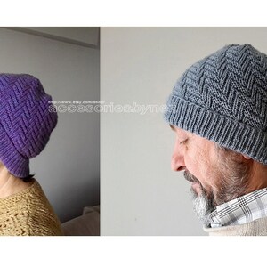 Puede incluir: Dos gorros de punto con un patr&oacute;n de chevron. Un gorro es morado y el otro es gris.
