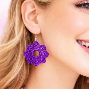 Wzór na szydełkowe kolczyki z kwiatami: samouczek wykonania kolczyków wiszących (plik PDF do pobrania)