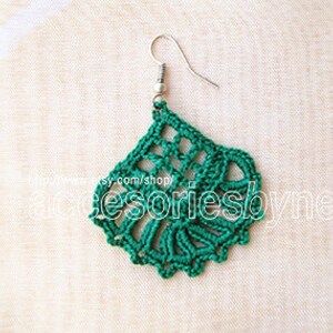 Puede incluir: Pendientes de crochet verde con un dise&ntilde;o delicado y de encaje. Los pendientes est&aacute;n hechos con un hilo fino y tienen un gancho plateado.