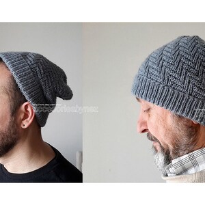 Puede incluir: Un gorro de punto gris con un patr&oacute;n de chevron. El gorro lo lleva puesto una persona con barba.