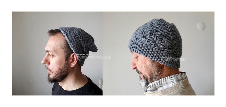 Puede incluir: Un gorro de punto gris con un patr&oacute;n de chevron. El gorro lo lleva puesto una persona con barba.