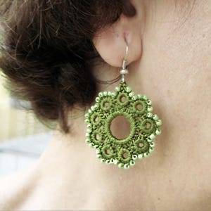 Häkelanleitung für perlenbesetzte Blumen-Ohrringe: DIY Hochzeitsschmuck (PDF Pattern)