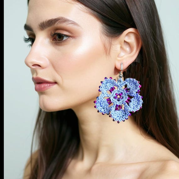 Orecchini a cerchio da donna con perline colorate a forma di fiore