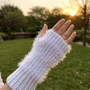 Patrón de guantes sin dedos tejidos: Mitones de hilo de pestañas (Descargar PDF)