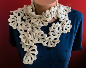 Modèle d’écharpe au crochet, Écharpe enveloppement de cou, Modèle de crochet, Crochet ZigZag, Crochet DIY, Écharpe écru, Écharpe enveloppante, Fleur au crochet