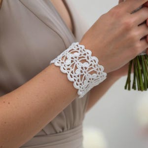 Modèle de bracelet manchette fleur au crochet : accessoire de mariage blanc (Modèle PDF)