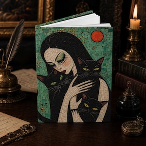 Könnte beinhalten: Ein Notizbuch mit festem Einband und einer Illustration im Mosaikstil, die eine Person mit langem schwarzem Haar zeigt, die zwei schwarze Katzen hält. Der Hintergrund ist strukturiert in Türkisgrün mit einem kleinen orangefarbenen Kreis.
