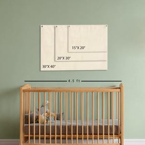 K&ouml;nnte beinhalten: Drei rechteckige Leinwanddrucke in verschiedenen Gr&ouml;&szlig;en: 38 x 51 cm, 51 x 76 cm und 76 x 102 cm. Die Drucke werden vor einer hellgr&uuml;nen Wand &uuml;ber einem Holzbettchen ausgestellt. Das Bettchen ist mit Kissen und Stofftieren gef&uuml;llt.