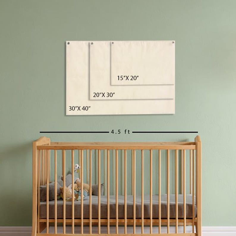 K&ouml;nnte beinhalten: Drei rechteckige Leinwanddrucke in verschiedenen Gr&ouml;&szlig;en: 38 x 51 cm, 51 x 76 cm und 76 x 102 cm. Die Drucke werden vor einer hellgr&uuml;nen Wand &uuml;ber einem Holzbettchen ausgestellt. Das Bettchen ist mit Kissen und Stofftieren gef&uuml;llt.