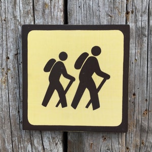 Segno icona escursionistica / Cartello stampato sullo schermo fatto a mano / Cartello simbolo del parco nazionale / Sport all'aperto / Cartello del sentiero / Cartello degli escursionisti / Campeggio / Campo