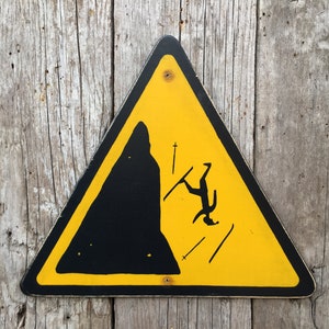 Segnale di sci di avvertimento scogliera / Cartello della collina sciistica / Cartello stampato a mano sullo schermo / Cartello della collina sciistica / Stazione sciistica / Cartello pista da sci di montagna / Alpino