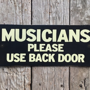 Musicisti, usate la porta sul retro / CARTELLO MUSICALE DIVERTENTE / Nero e crema / 9" X 20" / Dipinto a mano e serigrafato su legno
