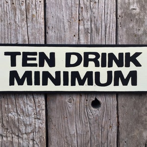 Znak minimum dziesięciu drinków | Futurama | Ręcznie wykonany znak sitodrukowy | Kreskówka | Animacja | TV | Telewizja | Sci-fi | Kultura popularna | Znak baru