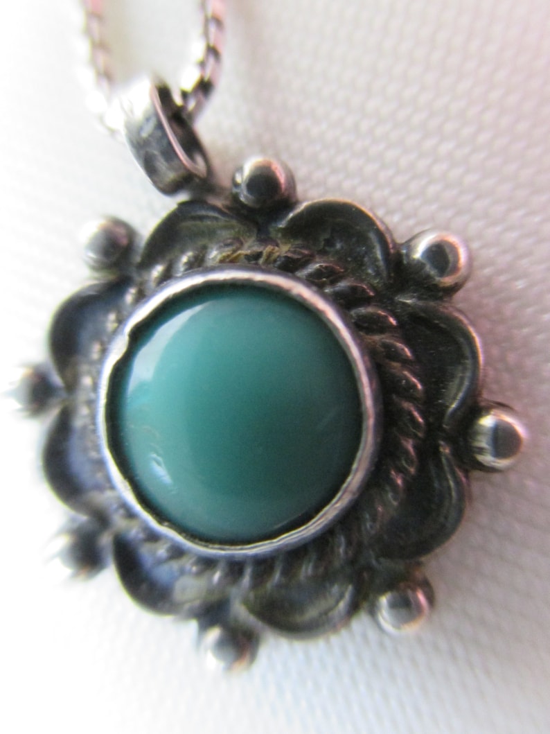 43cm Green Sleeping Turquoise in Sterling Silver Hand Made Pendant 1 2 long Old Pawn Dia on Box Chain 17 1.27cm
