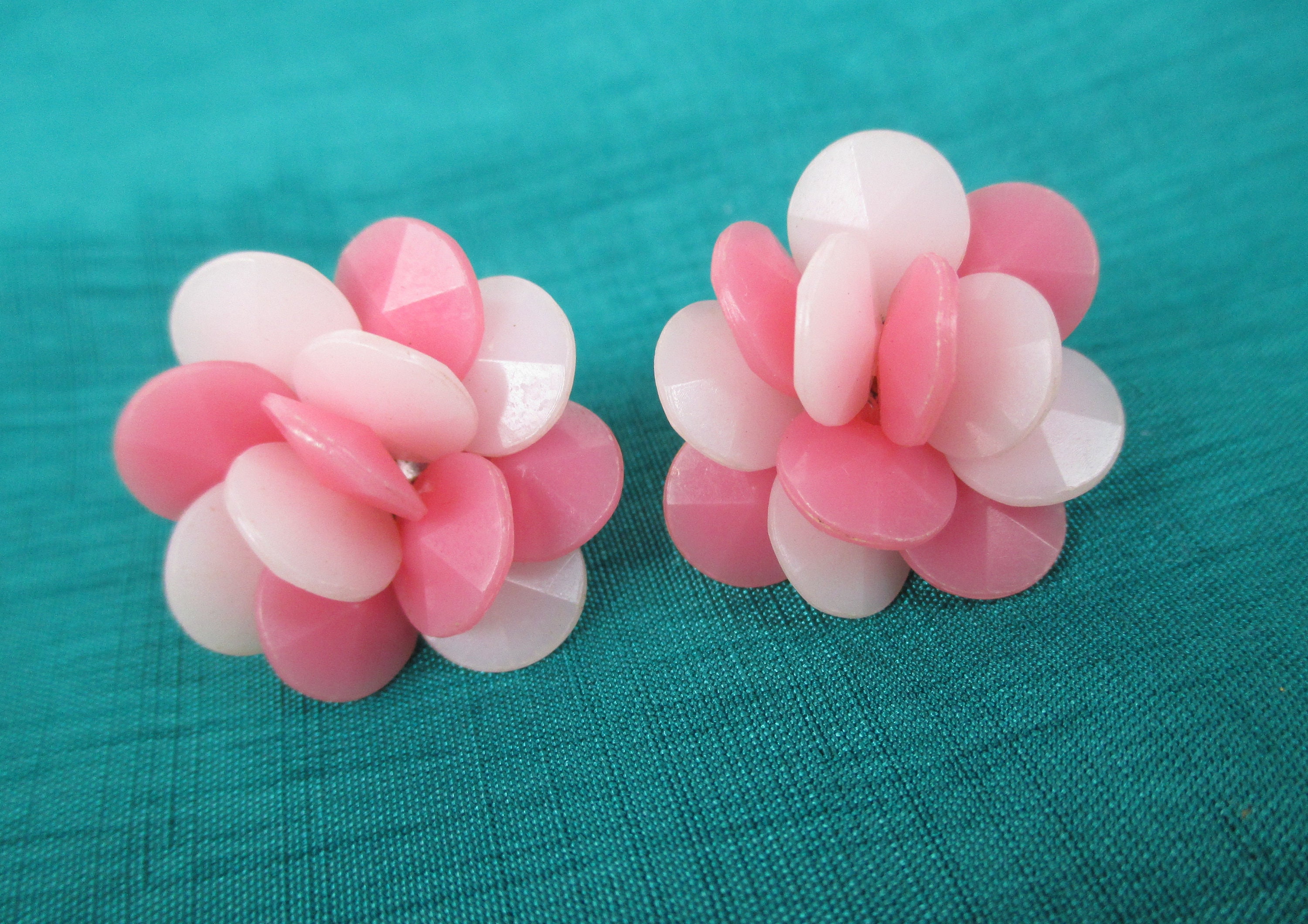 Candy Bubble Gum Pink 2 Tone Rivoli Plastic Cluster Floral Clip on ...