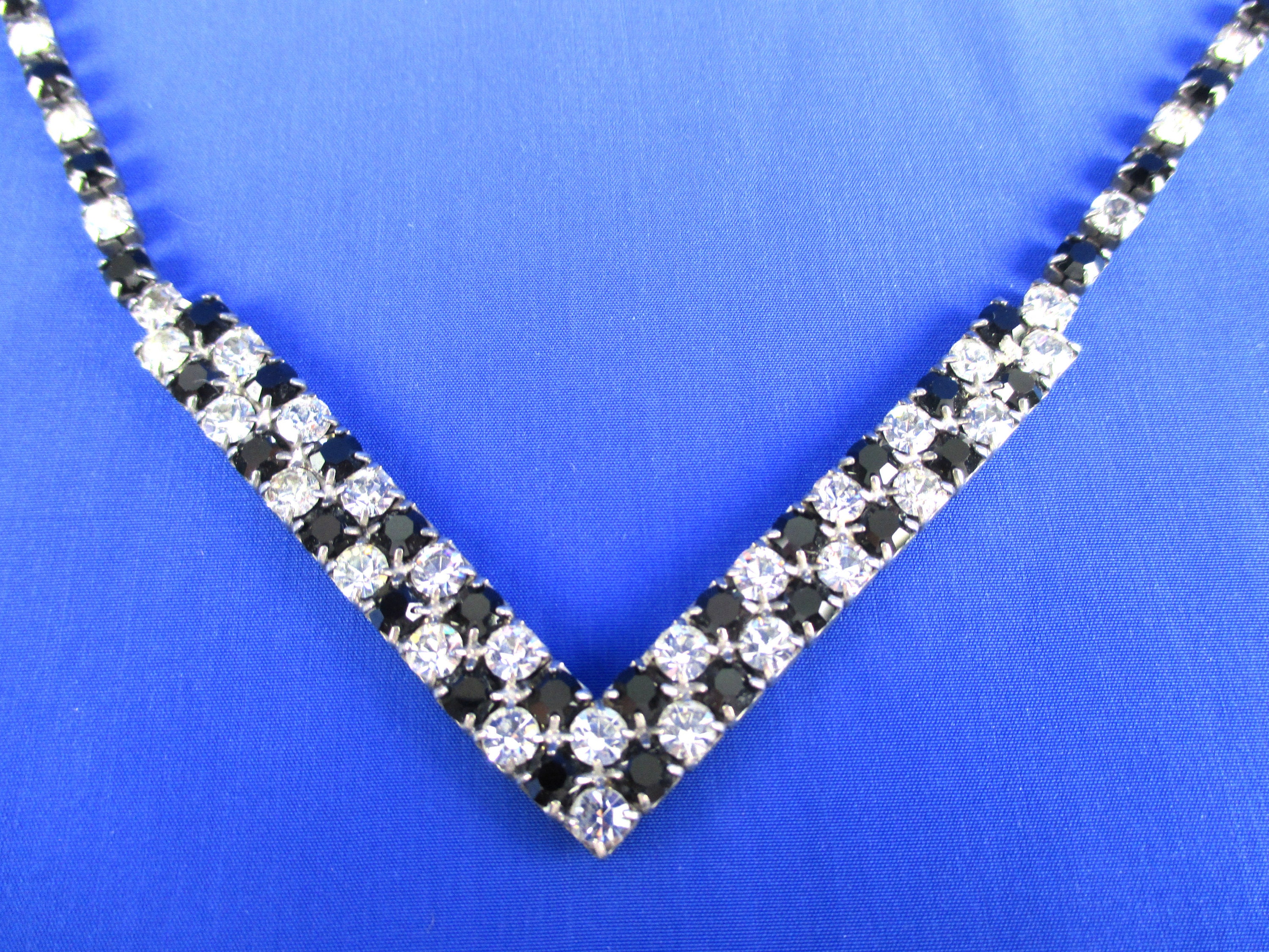 Choker com Folhas - Kiama  Swarovski necklace, Hair jewelry