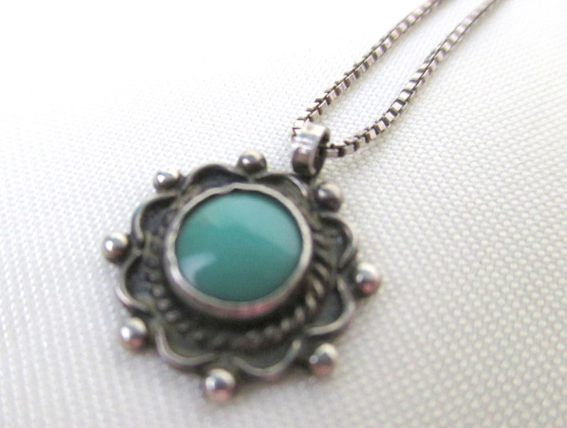 43cm Green Sleeping Turquoise in Sterling Silver Hand Made Pendant 1 2 long Old Pawn Dia on Box Chain 17 1.27cm