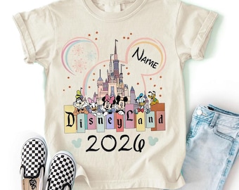 Camiseta personalizada de Disneyland 2026 con colores cómodos, camiseta de Mickey y sus amigos, camiseta personalizada con orejas de ratón y castillo de fuegos artificiales, ideal para vacaciones familiares.