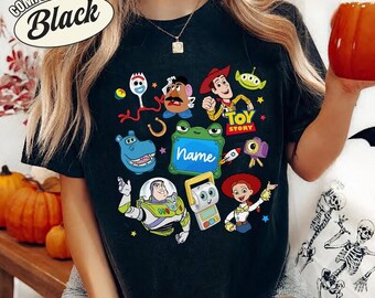 Camiseta LilyPad de Toy Story 5, camiseta de Disneyland con Woody, Buzz, Jessie, Rex, Bullseye y nueva tableta de juguete, camiseta "Familia, tienes un amigo en mí".