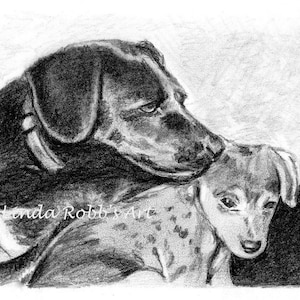 Könnte beinhalten: Eine Schwarzweißzeichnung mit Bleistift von zwei Hunden. Der größere Hund ist ein schwarzer Labrador Retriever, dessen Kopf auf dem kleineren Hund liegt, der ein braun-weiß gefleckter Hund ist. Der kleinere Hund schaut den Betrachter an.