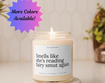 Smells Like She Is Reading Fairy Smut Again, grappig kaarscadeau, grappig cadeau voor haar, cadeau boekenliefhebber, cadeau romanliefhebber, leesgrage kaars