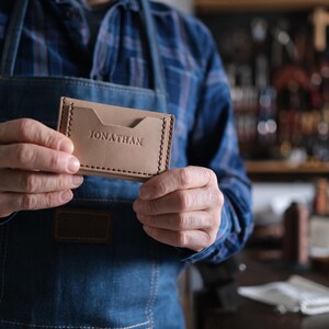 Personalisierte Leder Brieftasche, benutzerdefinierte Brieftasche, gravierte Brieftasche, Groomsmen Brieftasche, Jahrestagsgeschenk für ihn, Ehemann, Freund, Männer, Vater