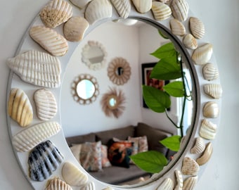Espelho de conchas único, feito à mão, arte de parede costeira, mosaico de conchas naturais, decoração boho inspirada no oceano.