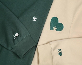 Individuell gesticktes Paar-Sweatshirt, Initiale mit Herz auf dem Ärmel, Geburtstagsgeschenk