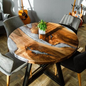 Table à manger en noyer avec résine époxy - table époxy, bureau en bois, table de salle à manger, table artisanale, table de rivière en résine, st.vol