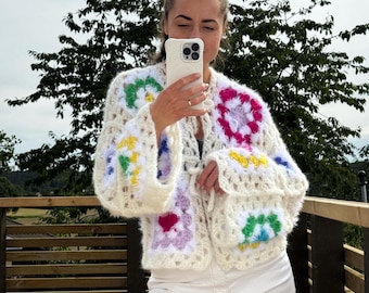 Cardigan quadrato della nonna all&#39;uncinetto modello &quot;Zucchero filato&quot;