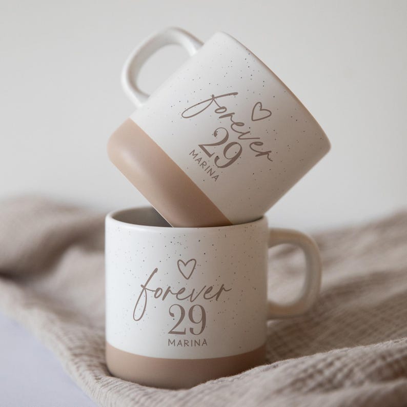 Personalisierte Tasse "Forever 29" – Lustiges Geburtstagsgeschenk mit Namensgravur – Geschenkidee für Frauen zum 30. oder 40. Geburtstag