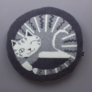 40cm Round Cat Cushion in Knitted Lambswool