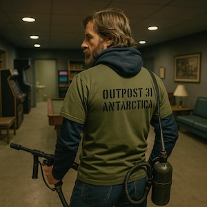 Outpost 31 Antarctica 'MacReady'-T-shirt – op The Thing Movie geïnspireerd zwaar katoenen T-shirt met logo op achterkant en naam op voorkant