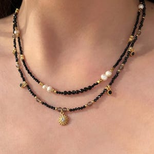 Collier de perles fait main | Charm soleil doré l Collier cristal de spinelle noir l Ras de cou perle l Collier gothique cadeau bijoux pour elle