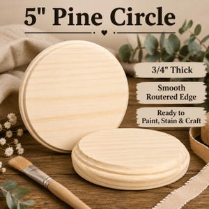 Pode incluir: Duas placas circulares de madeira de pinho sem acabamento com bordas fresadas lisas. O texto na imagem diz 5" Pine Circle, 3/4" Thick, Smooth Routered Edge e Ready to Paint, Stain & Craft. A madeira tem um veio natural claro.