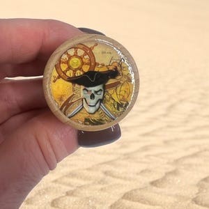 Bottle Preservation Stopper Pirate Themed Design Nautical Bar Accessory Treasure Map Details Cork Collection Wine Lover Essential Prevents Oxidation Extends Wine Freshness Decorative Functional Piece Handcrafted Quality Materials Durable