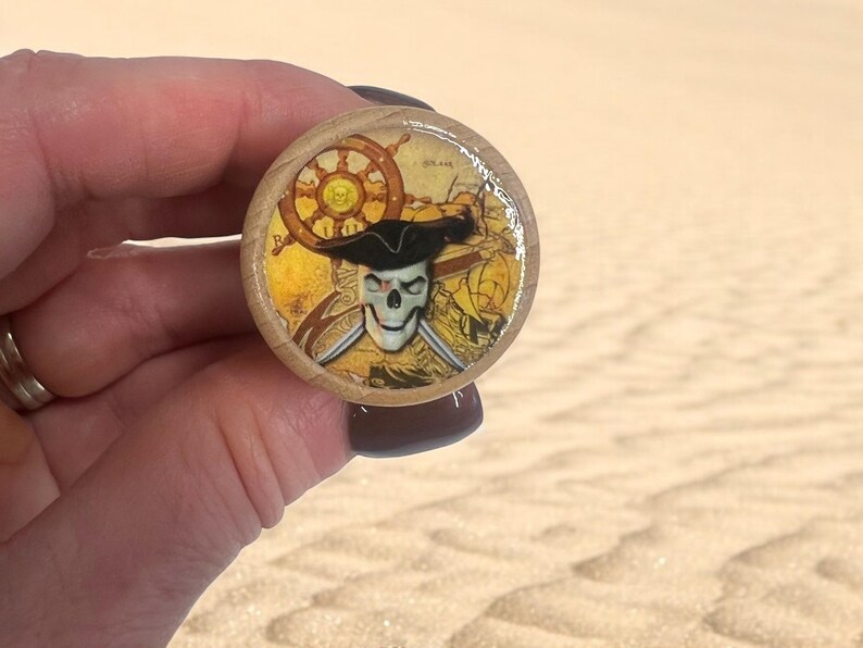 Bottle Preservation Stopper Pirate Themed Design Nautical Bar Accessory Treasure Map Details Cork Collection Wine Lover Essential Prevents Oxidation Extends Wine Freshness Decorative Functional Piece Handcrafted Quality Materials Durable
