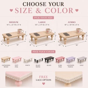 Op de afbeelding: Afbeelding toont een selectie van kleine houten tafels in verschillende maten en kleuren. De tekst "CHOOSE YOUR SIZE & COLOR" staat bovenaan. Maten zijn Medium (35.6cm L x 15.2cm B x 12.7cm H), Large (40.6cm L x 20.3cm B x 12.7cm H) en Jumbo (45.7cm L x 25.4cm B x 12.7cm H). Kleuren zijn Onbewerkt Hout, Zachtroze, Wit, Zwart-Wit, Zwart, Donkerroze, Lavendel en Grijs.