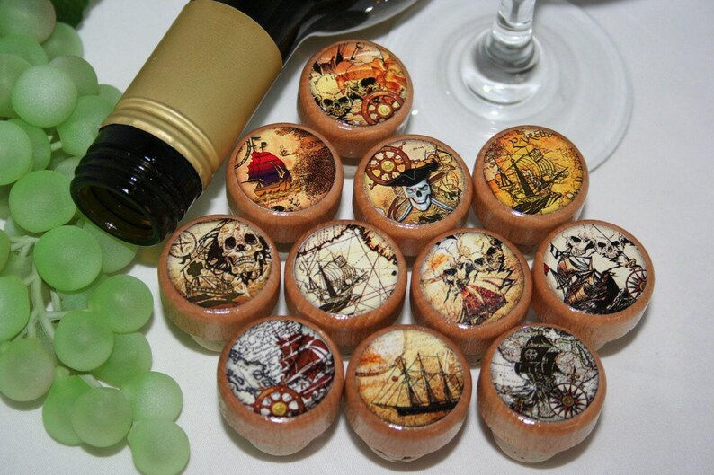 Treasure Map Wine Stopper Nautical Design Collection Piece Pirate Themed Bar Accessory Unique Bottle Preservation Tool Decorative Cork Stopper Handcrafted Details Old World Aesthetic Display Piece Wine Enthusiast Gift Durable Protective