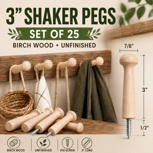 Può includere: Un set di 25 pioli shaker in legno di betulla grezzo, lunghi 7,62 cm ciascuno con una vite da 1,27 cm e una testa dal diametro di 2,22 cm. I pioli sono montati su una barra di legno e alcuni esemplari sono disposti in primo piano.