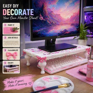 Op de afbeelding: Een decoratieve monitorstandaard met een bloemenpatroon, kanten rand en roze strikken. De standaard is wit met roze details en staat op een bureau met een toetsenbord en monitor. De tekst luidt "EASY DIY DECORATE Your Own Monitor Stand!"