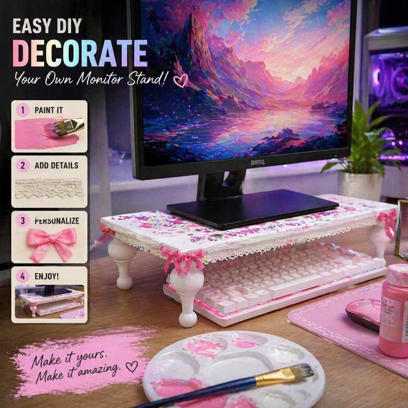 Op de afbeelding: Een decoratieve monitorstandaard met een bloemenpatroon, kanten rand en roze strikken. De standaard is wit met roze details en staat op een bureau met een toetsenbord en monitor. De tekst luidt "EASY DIY DECORATE Your Own Monitor Stand!"