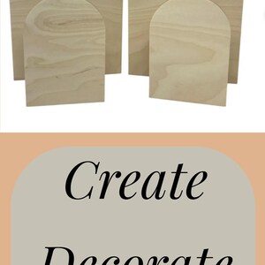 Puede incluir: Un conjunto de sujetalibros de madera de color claro en forma de arco con un acabado liso. El dise&ntilde;o presenta un panel arqueado alto unido a una pieza frontal m&aacute;s peque&ntilde;a, creando una base en forma de U. La veta natural de la madera es visible.