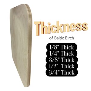 Puede incluir: Una tabla de madera contrachapada de abedul b&aacute;ltico mostrada de lado para exhibir su borde laminado. El texto dice: Thickness of Baltic Birch, 1/8" Thick, 1/4" Thick, 3/8" Thick, 1/2" Thick, 3/4" Thick. La madera tiene un acabado de veta natural.
