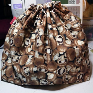 Sac-repas avec cordon de serrage Goblin Cottagecore Mushroom Forager | Sac à bento | Sac à projet en tricot au crochet avec coins carrés et fond